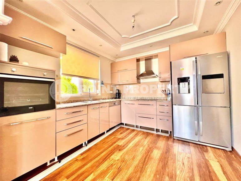 Симпатичная двухэтажная вилла 2009 года постройки, в трех километрах от центра района Каргыджак-id-7564-фото-6