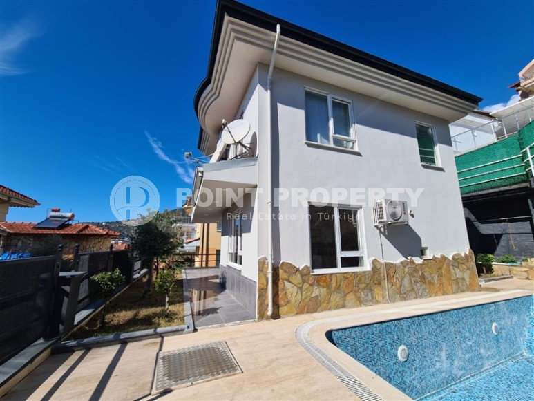 Готовая к проживанию двухэтажная вилла с панорамным видом на море, в престижном районе Аланьи - Бекташ-id-7634-фото-1