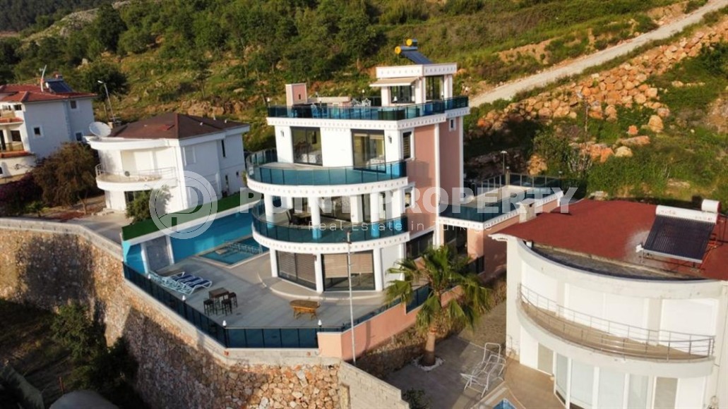 Отдельно стоящая трехэтажная вилла с бассейном и садовым участком, в живописном районе Аланьи - Кестель-id-7757-фото-1