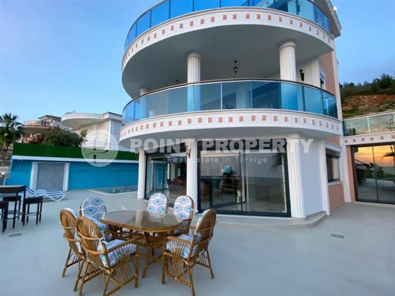 Отдельно стоящая трехэтажная вилла с бассейном и садовым участком, в живописном районе Аланьи - Кестель-id-7757-фото-2