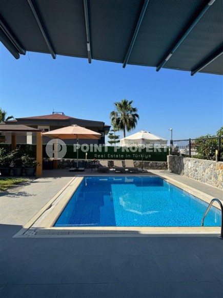 Двухэтажная вилла с бассейном и просторным садовым участком, площадью 1000 м2, в спокойном районе Аланьи - Верхняя Оба-id-7777-фото-21