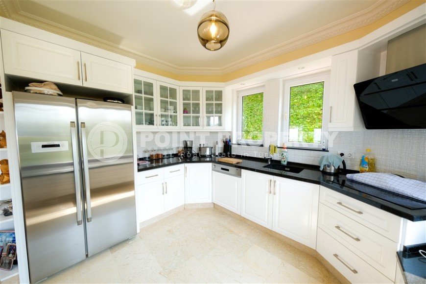 Панорамная трехэтажная вилла с видом на море, в элитном жилом комплексе с инфраструктурой «город в городе»-id-7805-фото-9