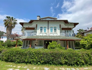 Трехэтажная вилла в двух в половиной километрах от моря, в престижном районе Аланьи - Кестель-id-7806-фото-1