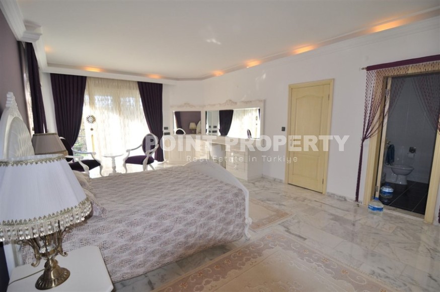 Трехэтажная вилла в двух в половиной километрах от моря, в престижном районе Аланьи - Кестель-id-7806-фото-10