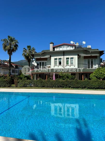 Трехэтажная вилла в двух в половиной километрах от моря, в престижном районе Аланьи - Кестель-id-7806-фото-23