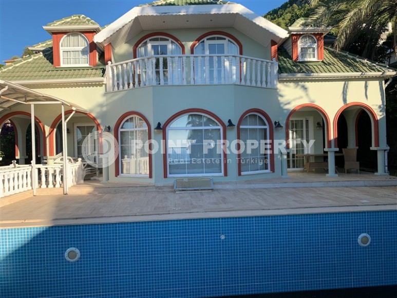 Атмосферная двухэтажная вилла в трех с половиной километрах от моря, в элитном районе Аланьи - Тепе-id-7815-фото-21