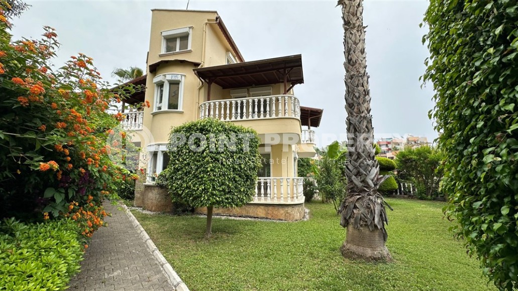 Трехэтажная вилла 2012 года постройки с видом на море, в центре престижного района Аланьи - Кестель-id-7830-фото-2