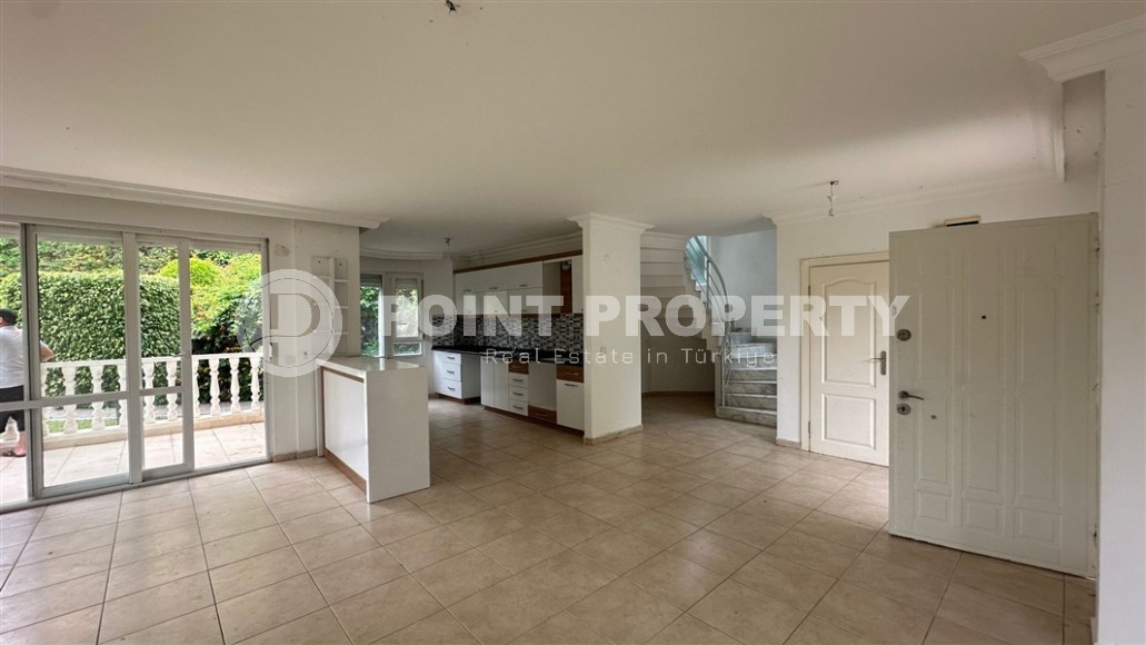 Трехэтажная вилла 2012 года постройки с видом на море, в центре престижного района Аланьи - Кестель-id-7830-фото-3