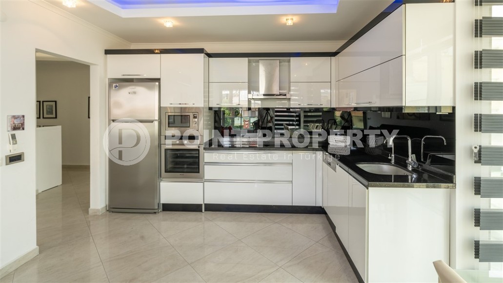 Spacious linear apartment 3+1 with modern design 250 meters from the sea, in the center of the European region of Alanya - Lower Oba-id-7843-photo-4