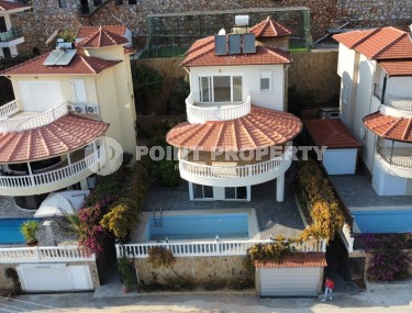 Large three-storey villa 5+1, with a total area of 300 m2, one and a half kilometers from the center of Alanya-id-7844-photo-1