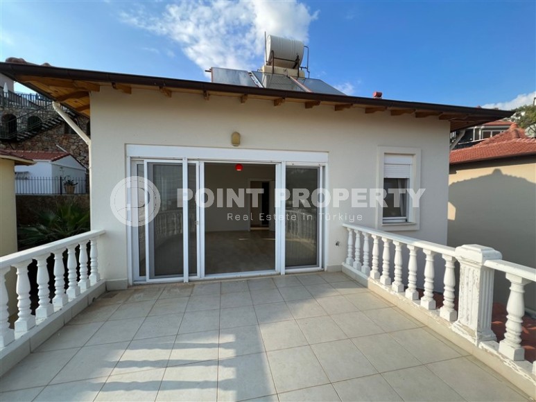 Large three-storey villa 5+1, with a total area of 300 m2, one and a half kilometers from the center of Alanya-id-7844-photo-17