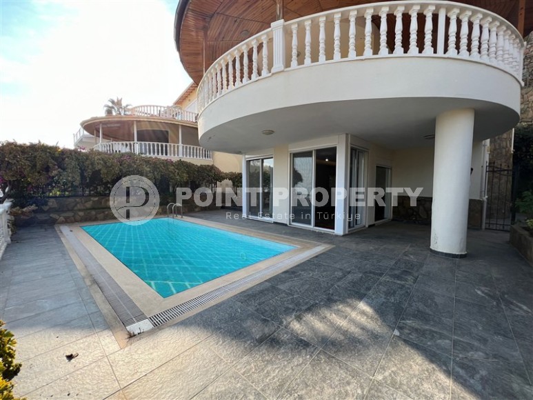 Large three-storey villa 5+1, with a total area of 300 m2, one and a half kilometers from the center of Alanya-id-7844-photo-24