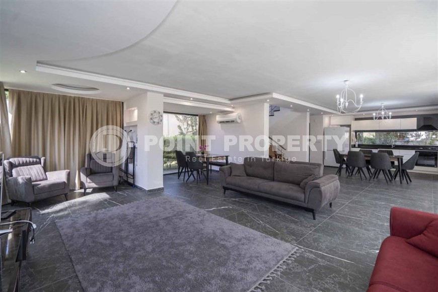 Современная трехэтажная вилла 2020 года постройки с бассейном и садом, в 200 метрах от моря-id-7845-фото-5