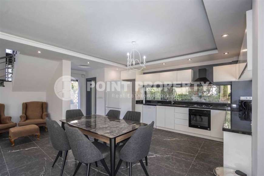 Современная трехэтажная вилла 2020 года постройки с бассейном и садом, в 200 метрах от моря-id-7845-фото-7