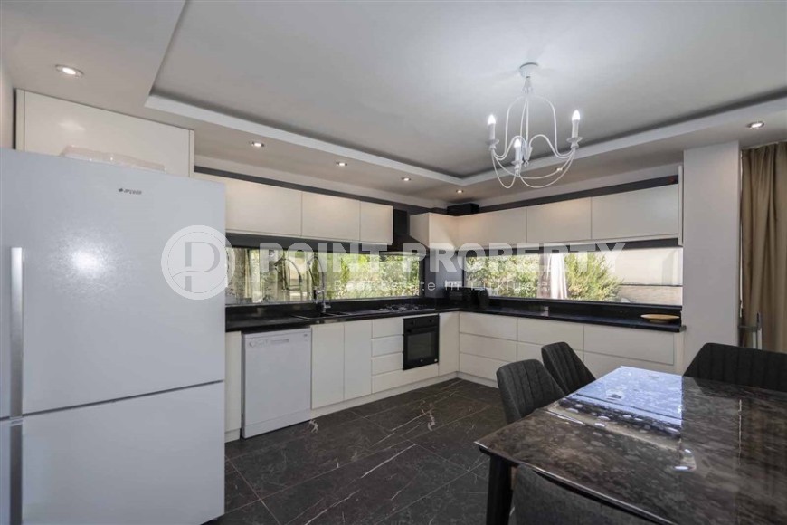 Современная трехэтажная вилла 2020 года постройки с бассейном и садом, в 200 метрах от моря-id-7845-фото-8