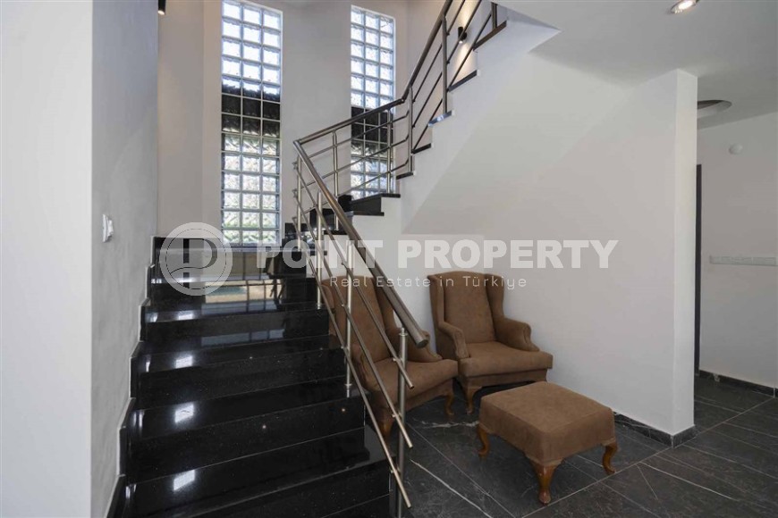 Современная трехэтажная вилла 2020 года постройки с бассейном и садом, в 200 метрах от моря-id-7845-фото-9