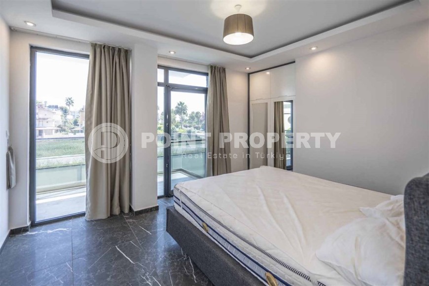 Современная трехэтажная вилла 2020 года постройки с бассейном и садом, в 200 метрах от моря-id-7845-фото-11