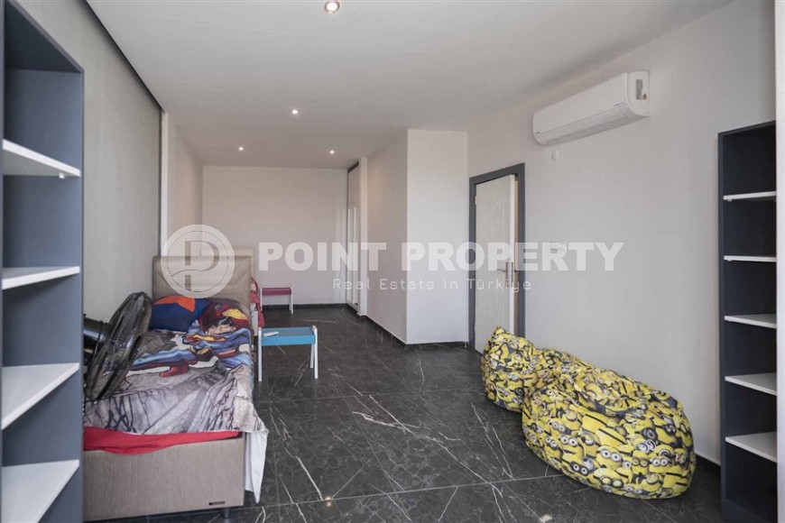 Современная трехэтажная вилла 2020 года постройки с бассейном и садом, в 200 метрах от моря-id-7845-фото-14