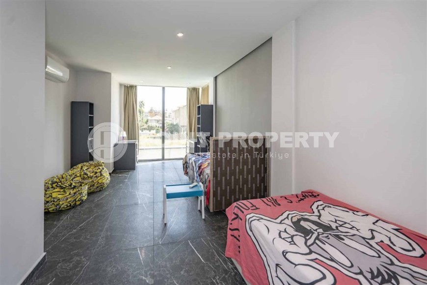 Современная трехэтажная вилла 2020 года постройки с бассейном и садом, в 200 метрах от моря-id-7845-фото-15