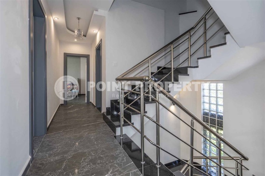 Современная трехэтажная вилла 2020 года постройки с бассейном и садом, в 200 метрах от моря-id-7845-фото-16