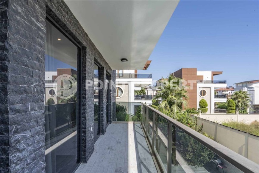 Современная трехэтажная вилла 2020 года постройки с бассейном и садом, в 200 метрах от моря-id-7845-фото-22