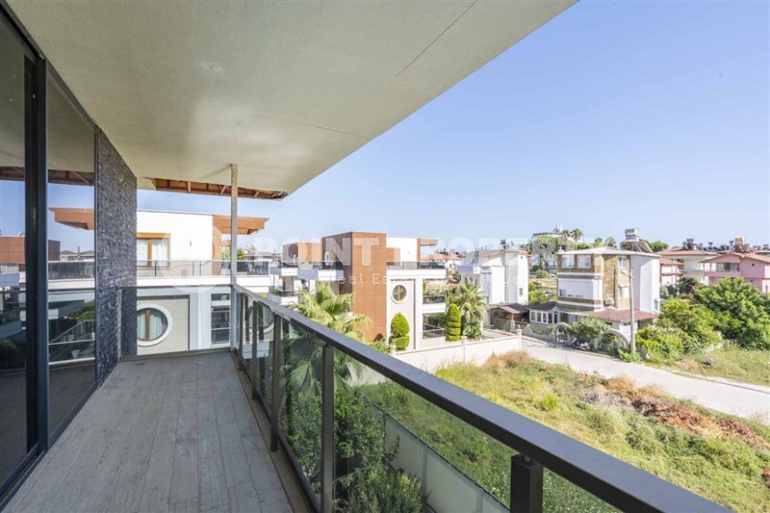 Современная трехэтажная вилла 2020 года постройки с бассейном и садом, в 200 метрах от моря-id-7845-фото-23