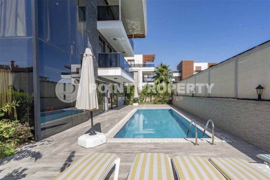 Современная трехэтажная вилла 2020 года постройки с бассейном и садом, в 200 метрах от моря-id-7845-фото-24