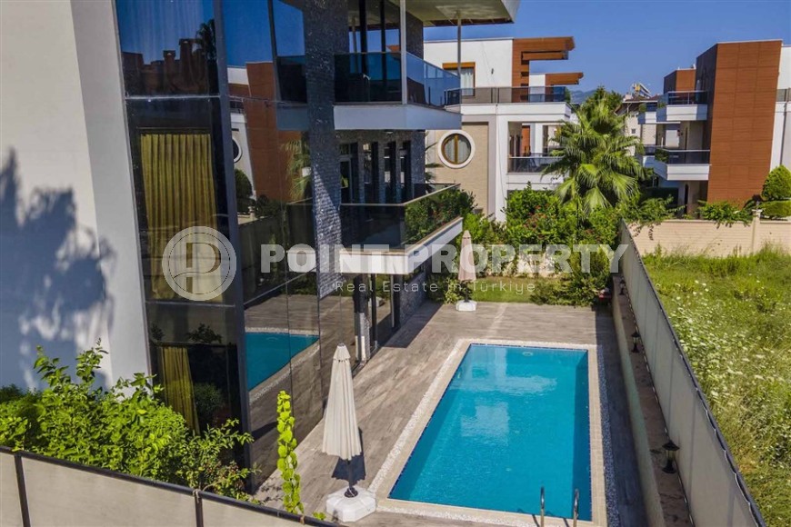 Современная трехэтажная вилла 2020 года постройки с бассейном и садом, в 200 метрах от моря-id-7845-фото-25