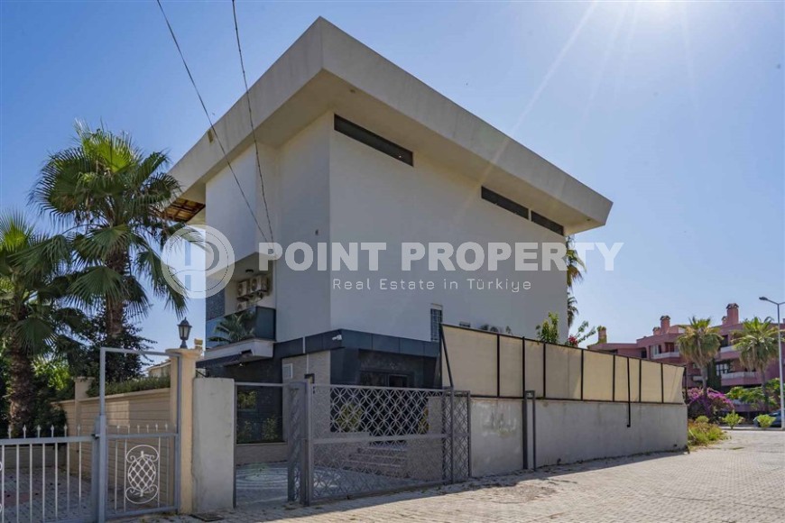 Современная трехэтажная вилла 2020 года постройки с бассейном и садом, в 200 метрах от моря-id-7845-фото-29