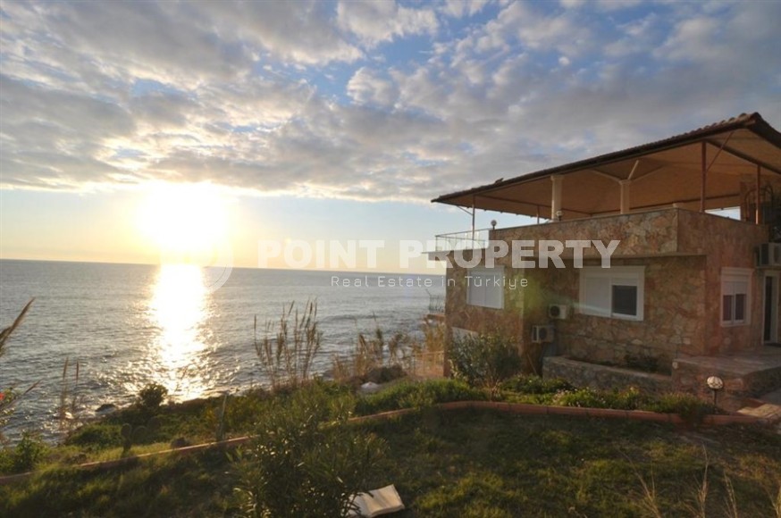 Двухэтажная вилла на самом берегу моря в живописном районе Аланьи - Демирташ-id-7891-фото-3