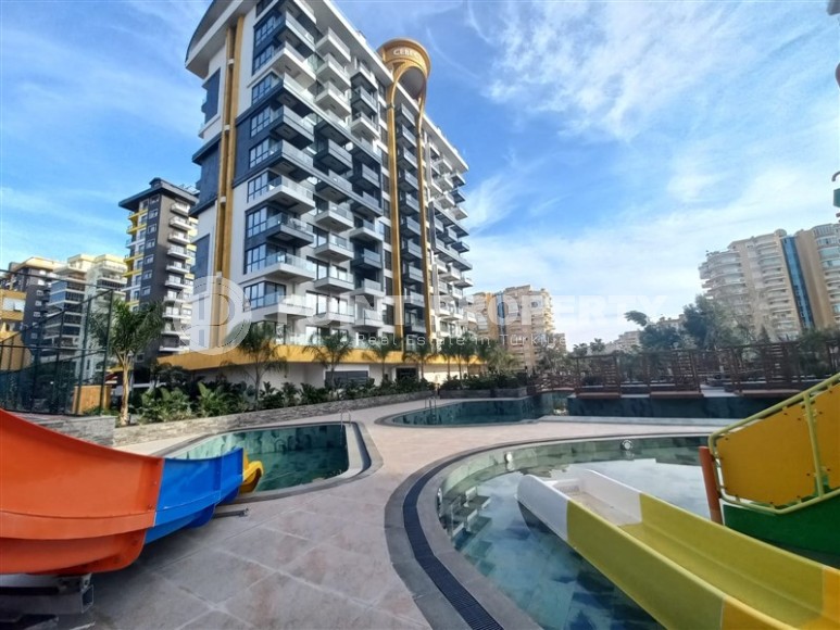 New apartment with a luxurious location on the first line from the sea, in the center of Mahmutlar-id-7901-photo-17