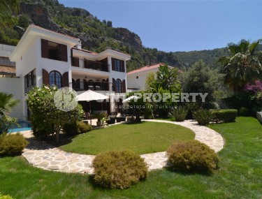 Atmospheric three-storey villa three and a half kilometers from the sea in the prestigious area of Alanya - Bektash-id-7916-photo-1