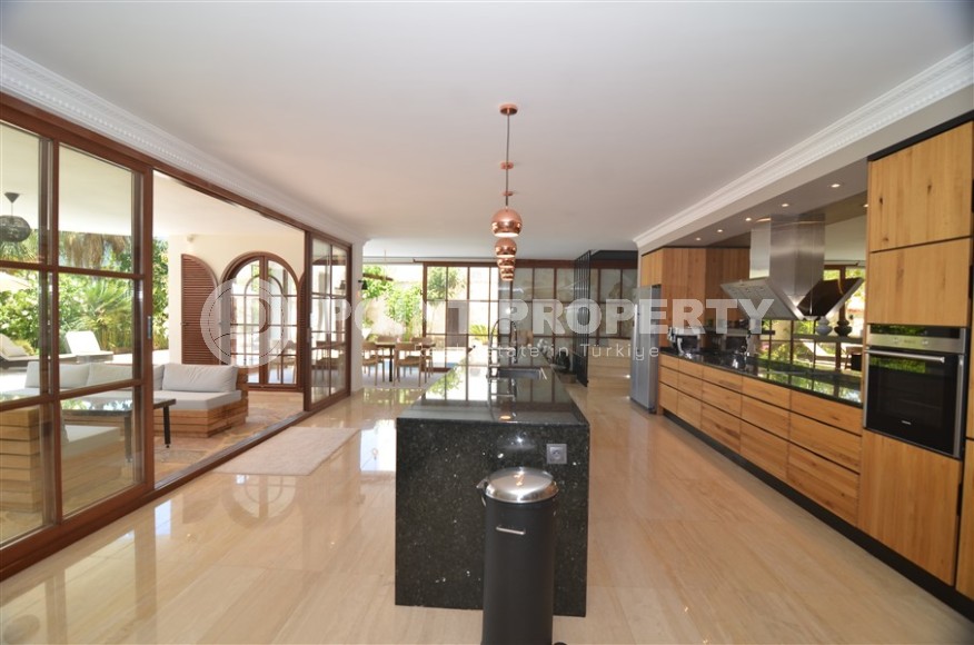 Atmospheric three-storey villa three and a half kilometers from the sea in the prestigious area of Alanya - Bektash-id-7916-photo-2