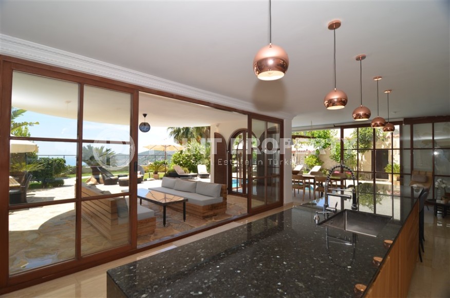 Atmospheric three-storey villa three and a half kilometers from the sea in the prestigious area of Alanya - Bektash-id-7916-photo-6