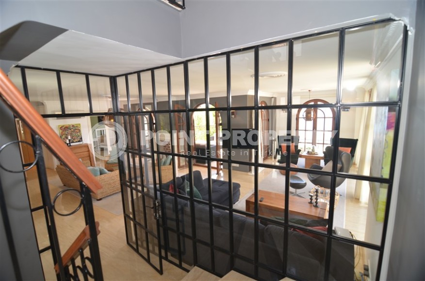 Atmospheric three-storey villa three and a half kilometers from the sea in the prestigious area of Alanya - Bektash-id-7916-photo-7