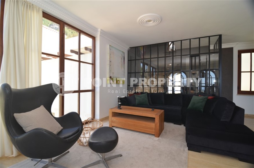 Atmospheric three-storey villa three and a half kilometers from the sea in the prestigious area of Alanya - Bektash-id-7916-photo-12