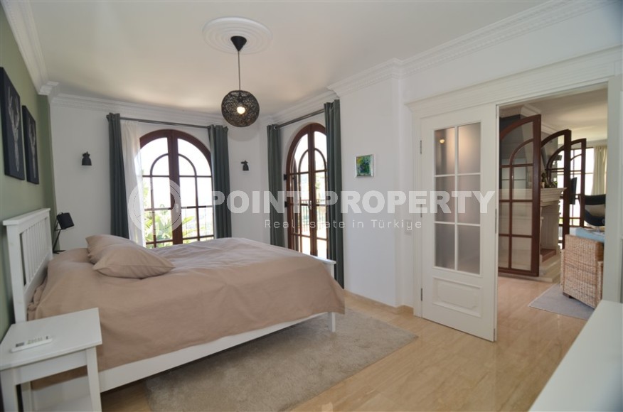 Atmospheric three-storey villa three and a half kilometers from the sea in the prestigious area of Alanya - Bektash-id-7916-photo-14