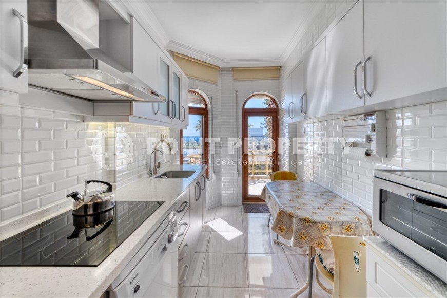 Квартира с роскошной локацией на первой линии от моря, в центре района Махмутлар-id-7970-фото-8