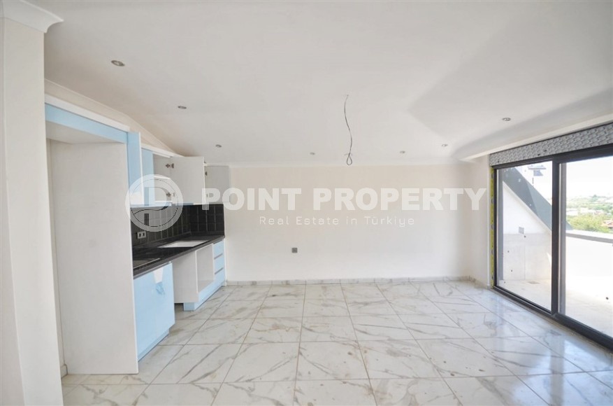 Новая двухуровневая квартира с чистовой отделкой в 900 метрах от моря, в современном районе Аланьи - Махмутлар-id-7980-фото-3