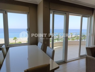 Благоустроенная квартира с роскошной локацией на первой линии от моря, в центре района Махмутлар-id-7989-фото-4