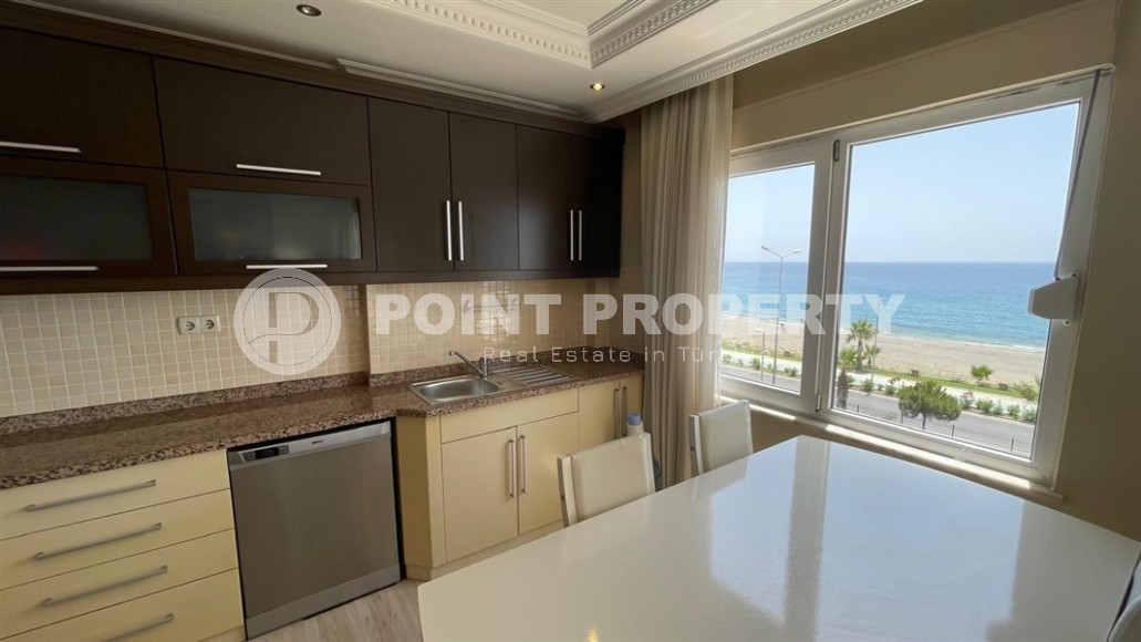 Благоустроенная квартира с роскошной локацией на первой линии от моря, в центре района Махмутлар-id-7989-фото-6