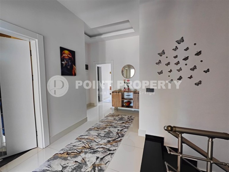 Panoramic two-level apartment with sea and mountain views, in the center of the picturesque area of Alanya - Tosmur-id-8016-photo-11