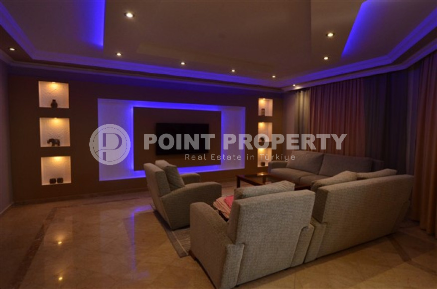 Furnished three bedroom penthouse, 200m², in the center of Alanya, with mountain views-id-1627-photo-2