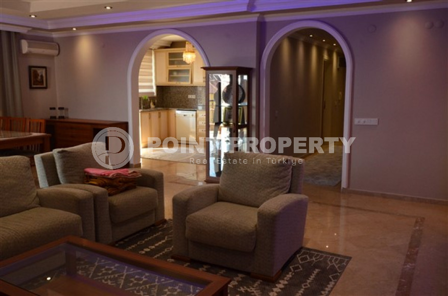 Furnished three bedroom penthouse, 200m², in the center of Alanya, with mountain views-id-1627-photo-4