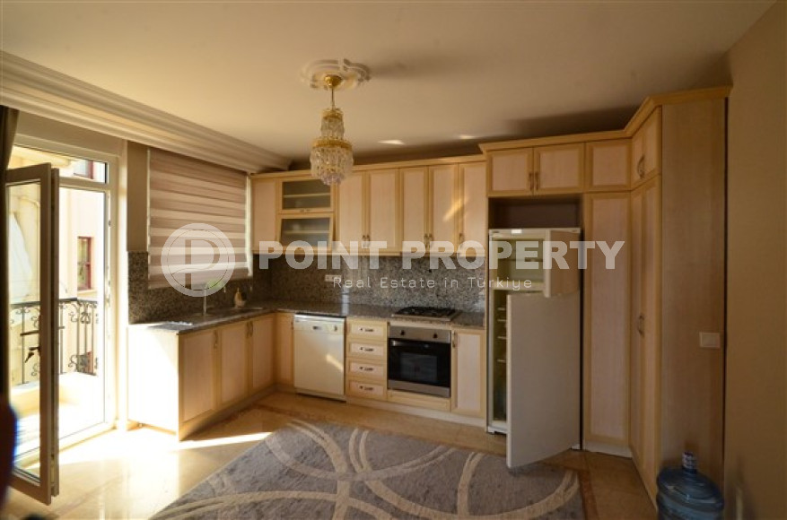 Furnished three bedroom penthouse, 200m², in the center of Alanya, with mountain views-id-1627-photo-5