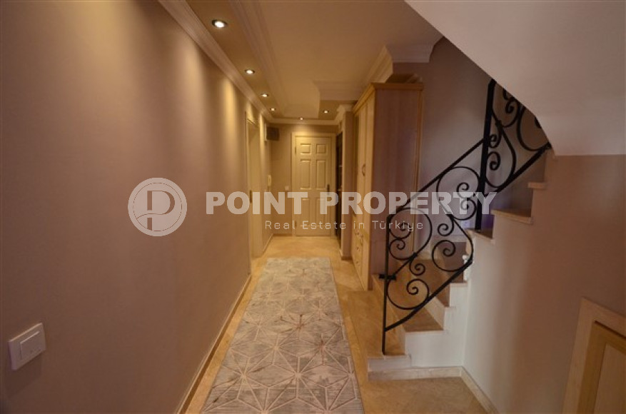 Furnished three bedroom penthouse, 200m², in the center of Alanya, with mountain views-id-1627-photo-8