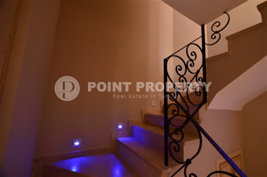 Furnished three bedroom penthouse, 200m², in the center of Alanya, with mountain views-id-1627-photo-11