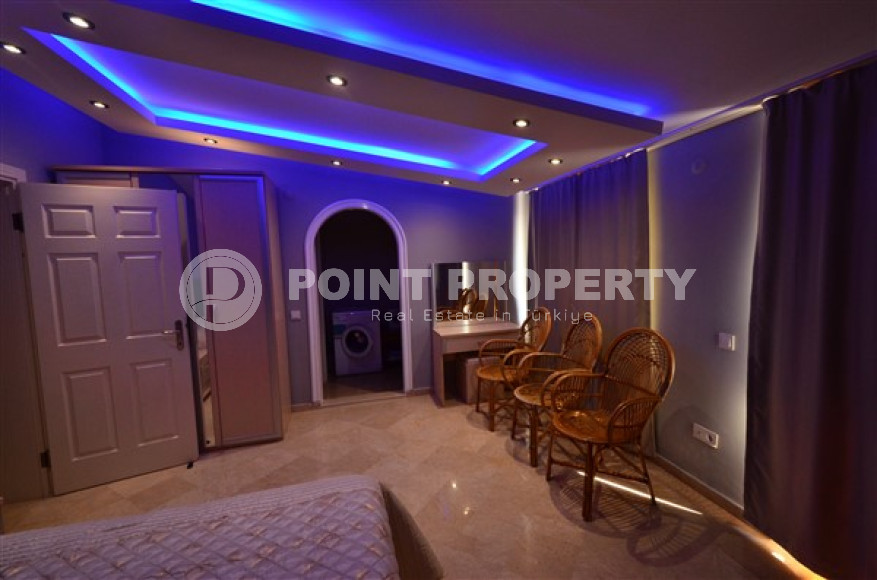 Furnished three bedroom penthouse, 200m², in the center of Alanya, with mountain views-id-1627-photo-17