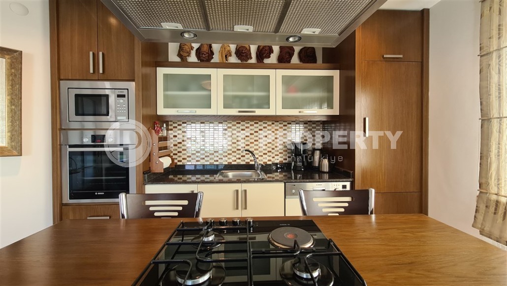 Готовая к проживанию квартира с мебелью и бытовой техникой в 50 метрах от моря, в центре престижного района Аланьи - Кестель-id-8043-фото-6