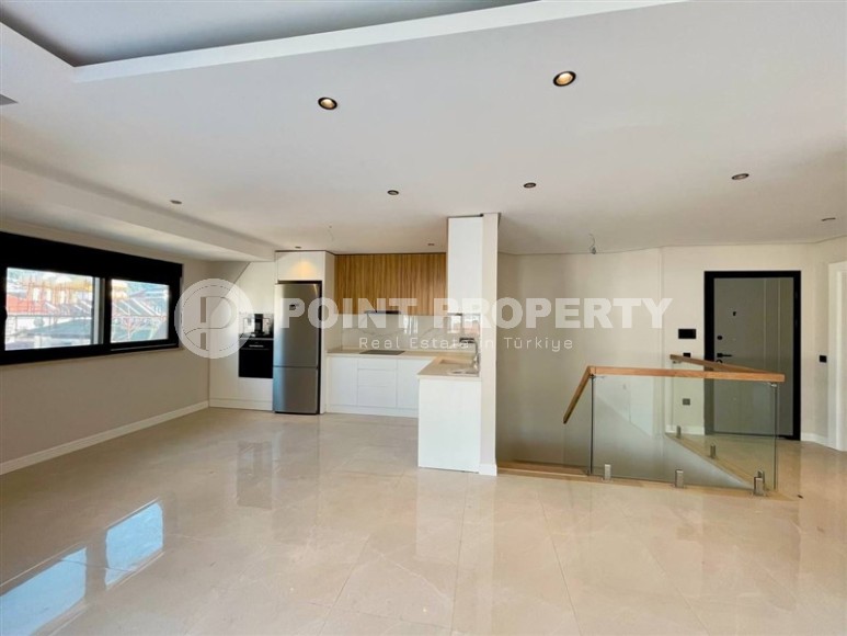 Panoramic two-level apartment 3+1 in the center of Alanya, 400 meters from the famous Cleopatra Beach-id-8050-photo-2